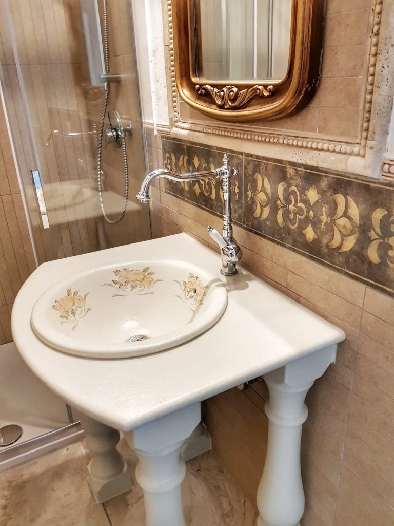 Lavandino in Maiolica stile antico